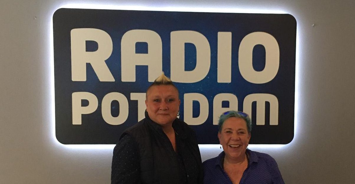 Jeanette Gruschke und Anne Löhmer Glöckner bringen den Babelsberger Park auf Vordermann.