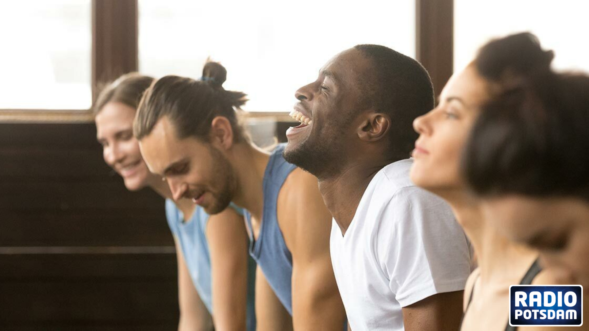 Mehr Gesundheit durch Lachen? Geht das wirklich? Wir testen LACHYOGA!
