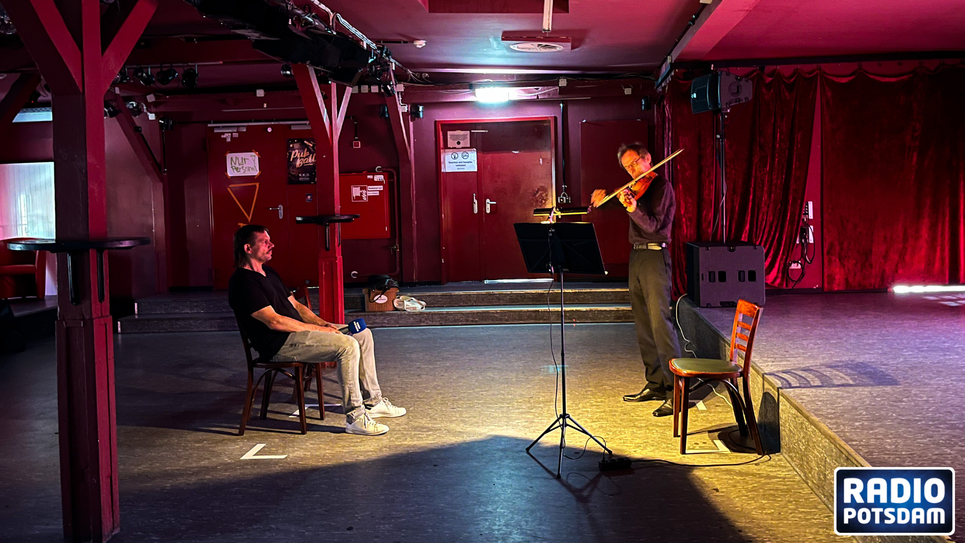 Das kleinste Konzert der Welt: Ein 1:1 Konzert im Waschhaus