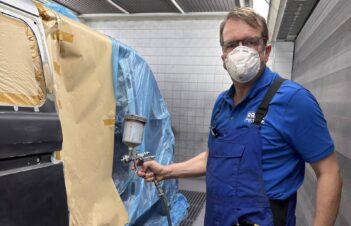 Smyrek arbeitet.. im Autohaus Schmädicke