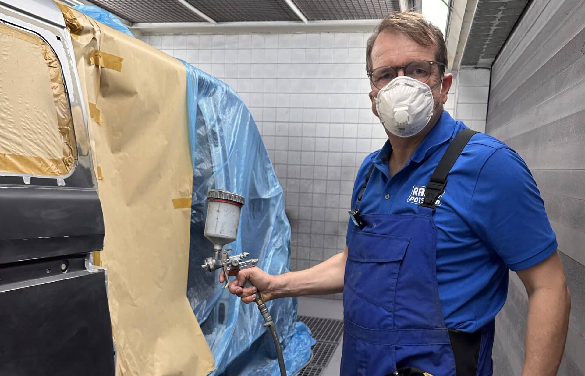 Smyrek arbeitet.. im Autohaus Schmädicke