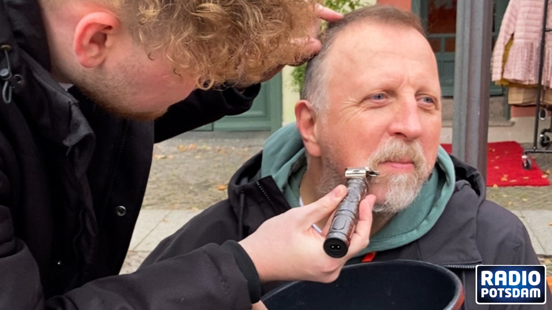 Movember: Für wie viel Geld würden sich Potsdamer einen Mustache rasieren lassen?