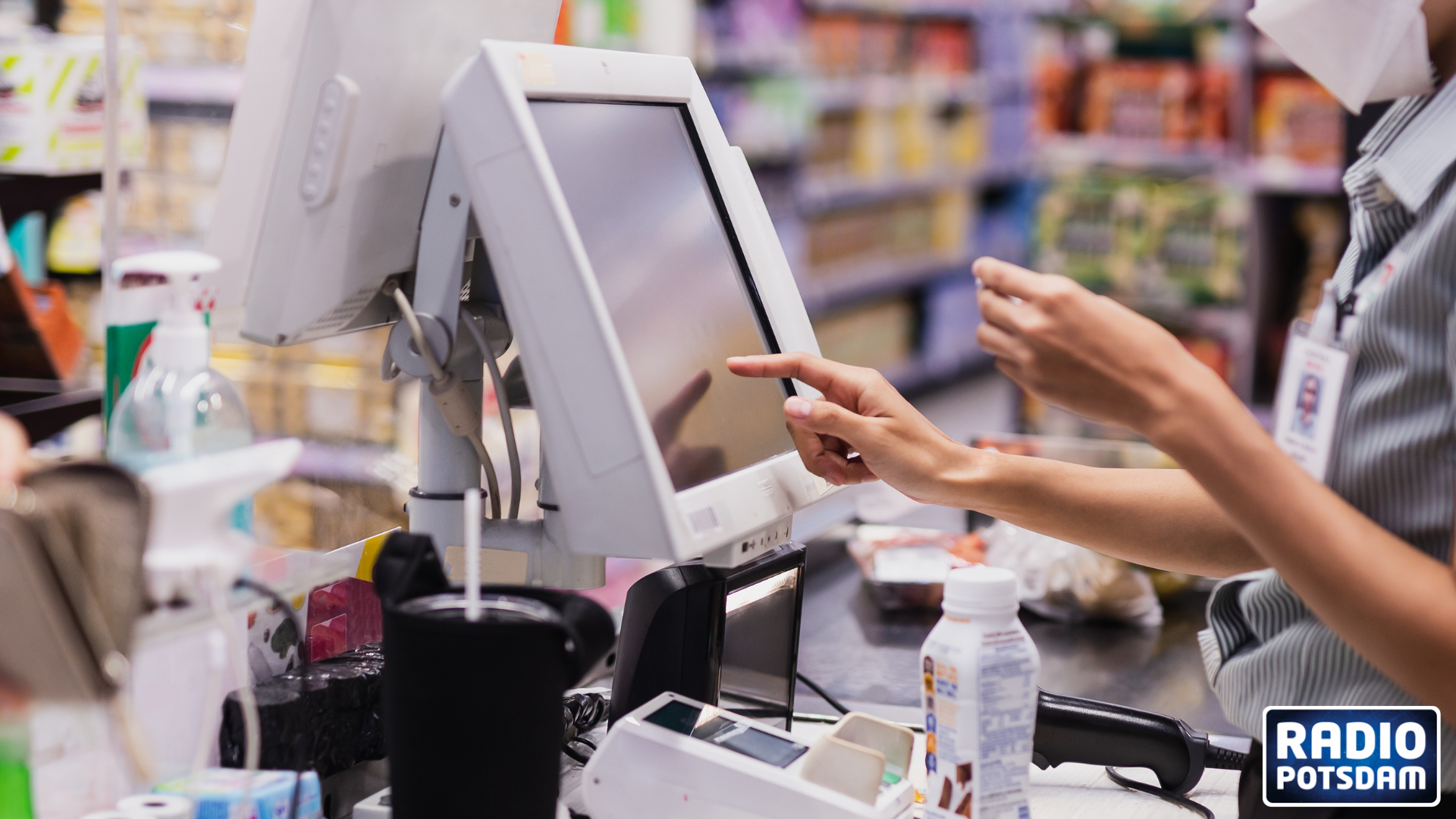 Was der Kassierer heute alles im modernen Supermarkt können muss