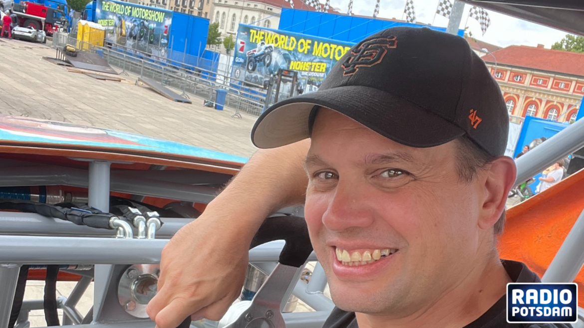 Quietschende Reifen und fliegende Autos die Monster Truck Show am Lustgarten