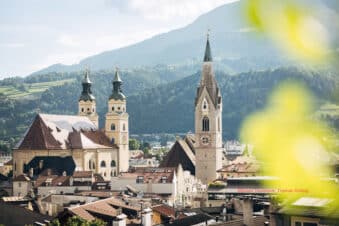 Dom, Weisser Turm, Altstadt, Brixen, Suedtirol, Italien