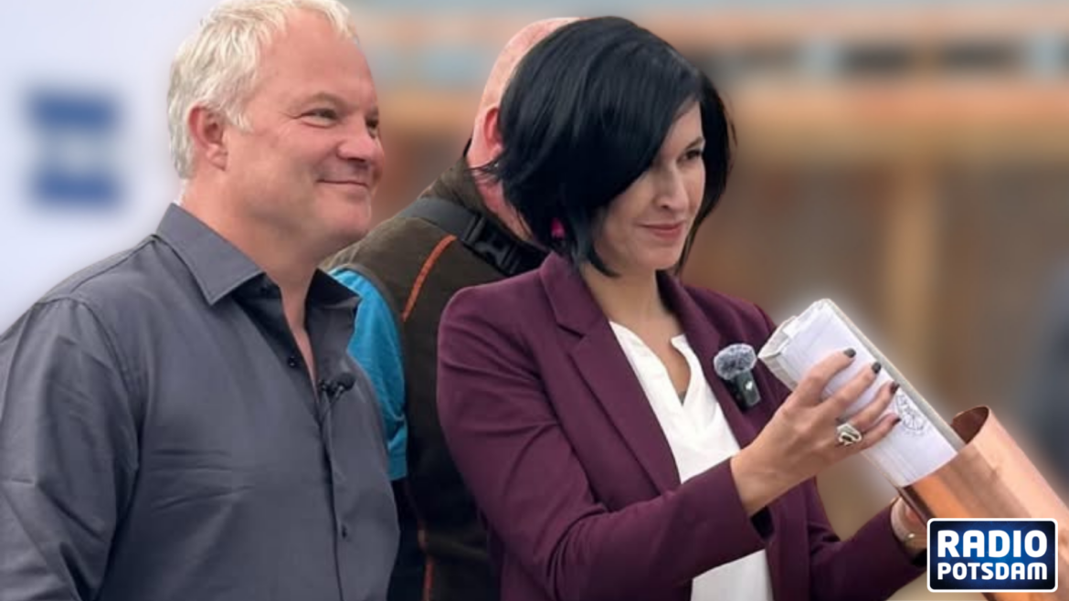 260521 FOTO Grundsteinlegung Wohnen am Filmpark Noosha Aubel und Jan Kretzschmar