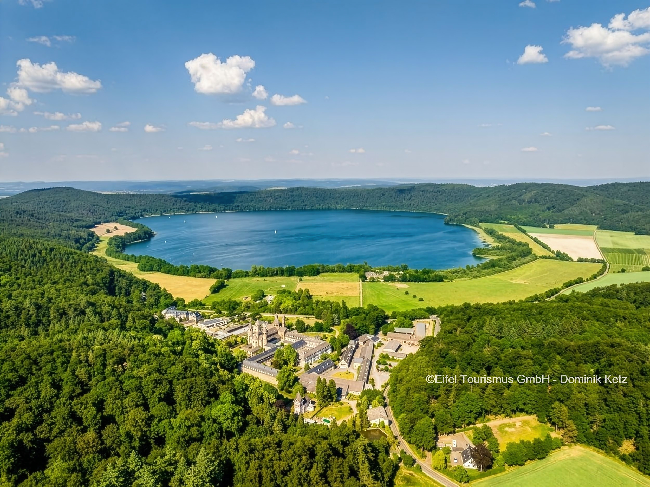 Pressefoto VULKANREGION LAACHER SEE mit MARIA LAACH ©Eifel Tourismus GmbH Dominik Ketzy